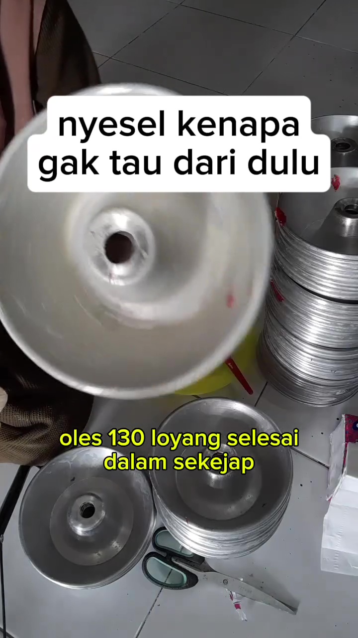 Lebih cepat dibandingkan pakai kuas, ini cara mengoleskan margarin ke loyang dalam jumlah banyak 