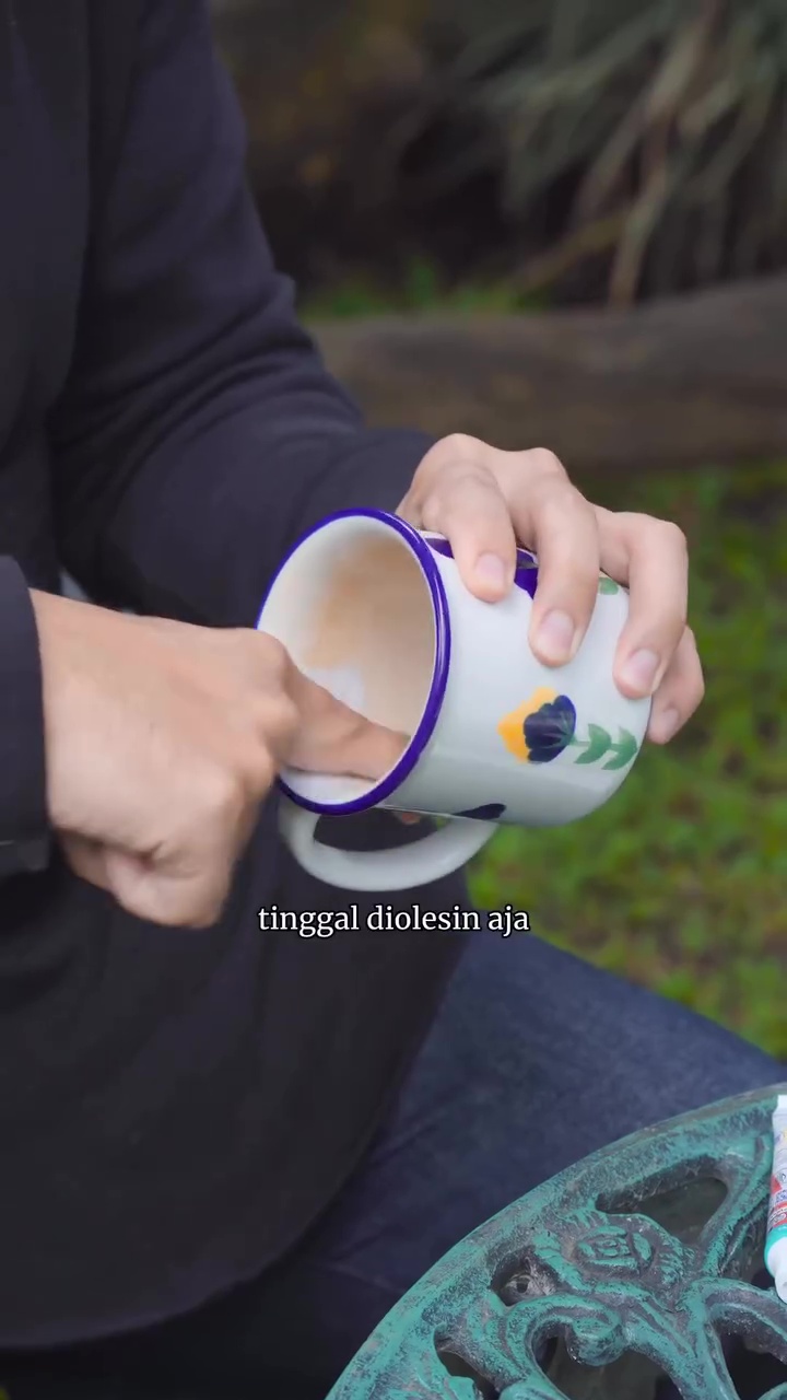 Masih kesulitan bersihkan kerak teh di gelas? Coba pakai cara dari ahli teh ini, praktis tanpa disikat