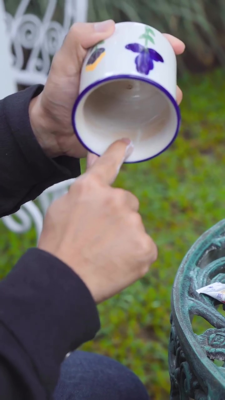 Masih kesulitan bersihkan kerak teh di gelas? Coba pakai cara dari ahli teh ini, praktis tanpa disikat