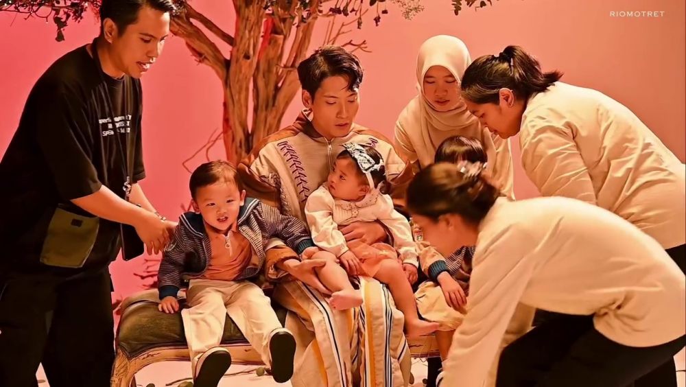 9 Potret Na Daehoon jalani photoshoot bareng ketiga anaknya tanpa Jule, vibesnya bak drakor