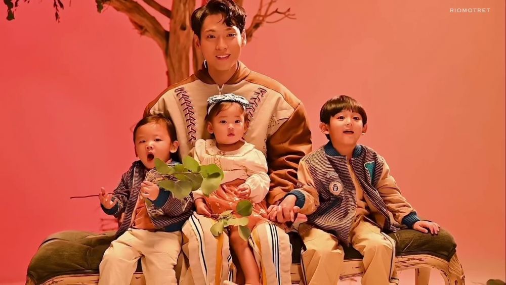 9 Potret Na Daehoon jalani photoshoot bareng ketiga anaknya tanpa Jule, vibesnya bak drakor