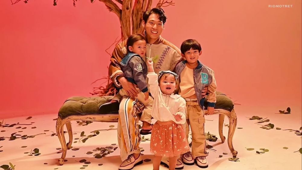 9 Potret Na Daehoon jalani photoshoot bareng ketiga anaknya tanpa Jule, vibesnya bak drakor