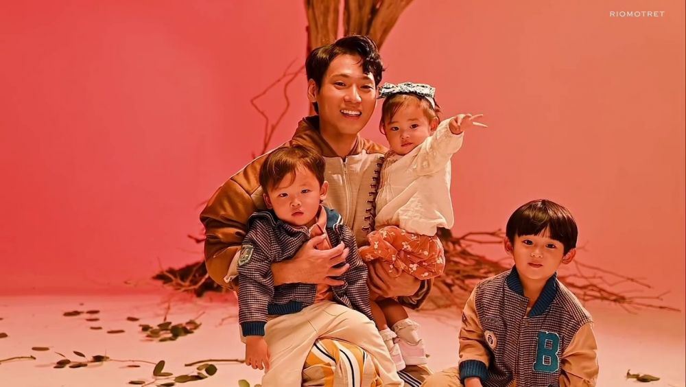 9 Potret Na Daehoon jalani photoshoot bareng ketiga anaknya tanpa Jule, vibesnya bak drakor