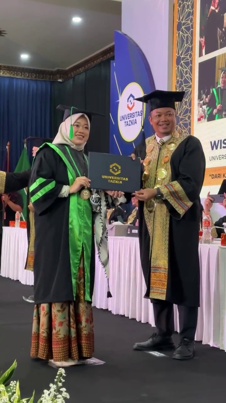 Diam-diam kuliah S-2 sambil urus anak, 9 potret Della Sabrina istri Irfan Hakim wisuda magister