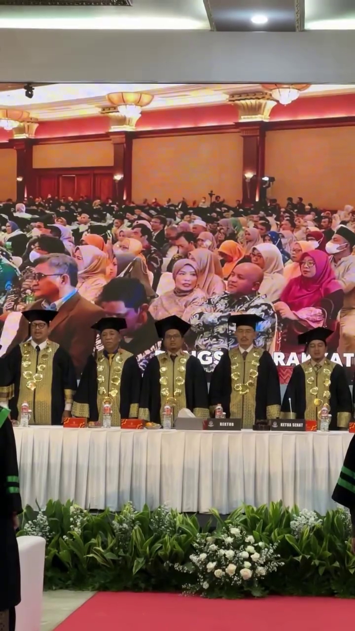 Diam-diam kuliah S-2 sambil urus anak, 9 potret Della Sabrina istri Irfan Hakim wisuda magister