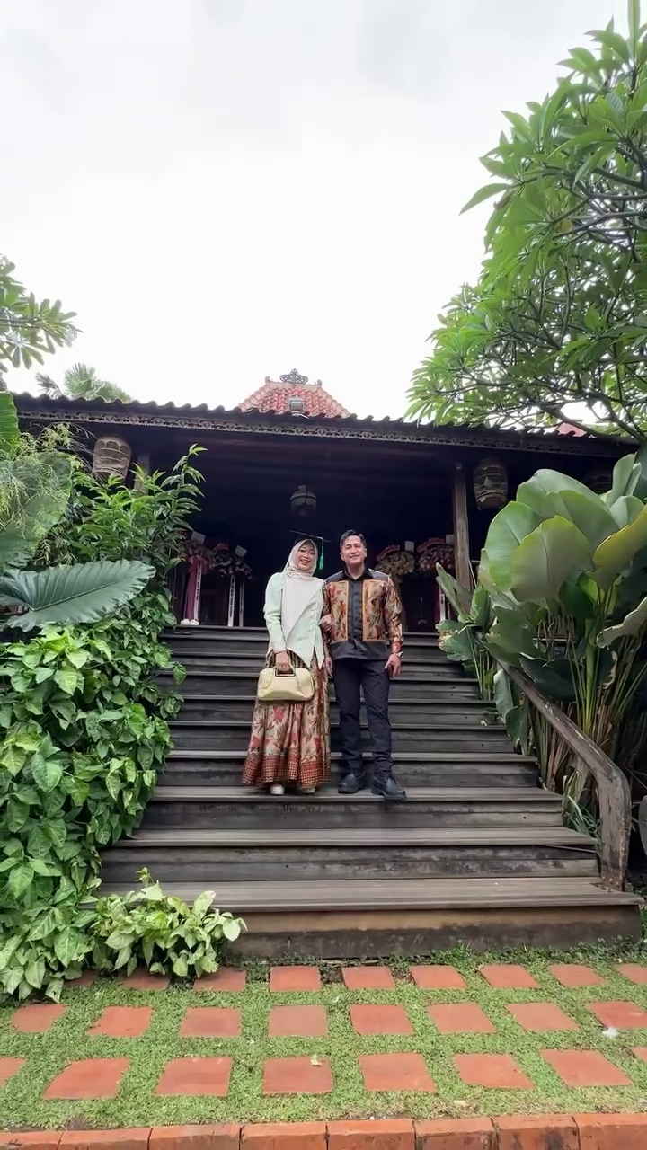 Diam-diam kuliah S-2 sambil urus anak, 9 potret Della Sabrina istri Irfan Hakim wisuda magister