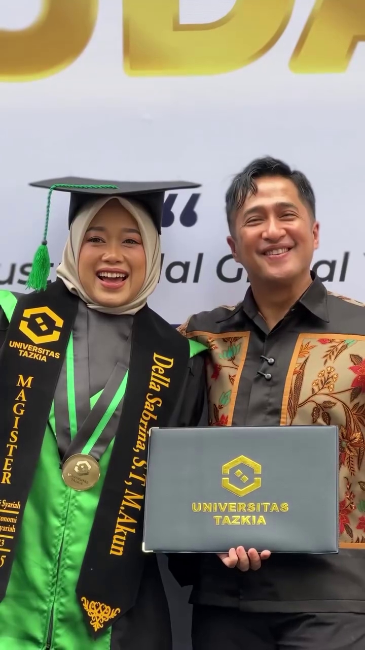 Diam-diam kuliah S-2 sambil urus anak, 9 potret Della Sabrina istri Irfan Hakim wisuda magister