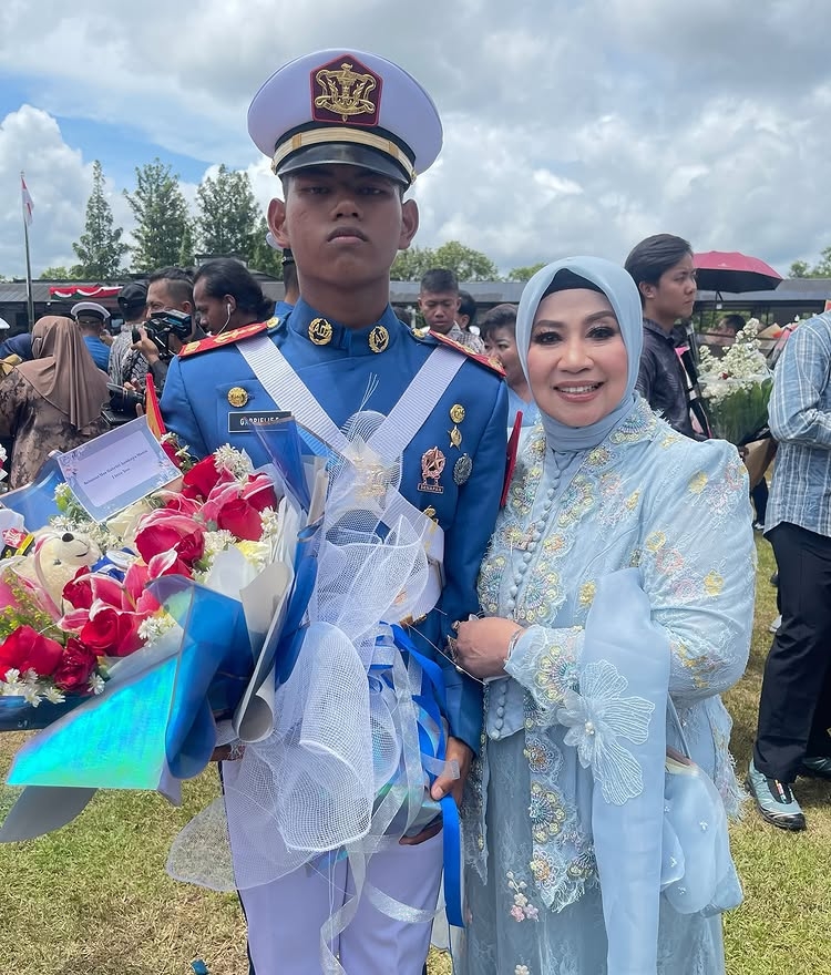 9 Potret Dewi Perssik hadiri pelepasan putra angkatnya Felice Gabriel jadi TNI AAL, menangis haru