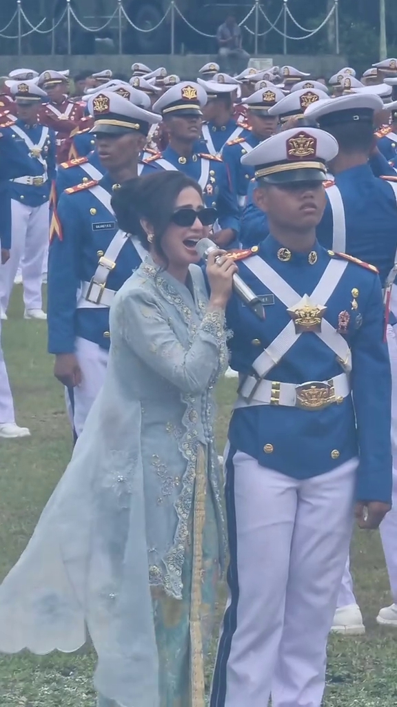 9 Potret Dewi Perssik hadiri pelepasan putra angkatnya Felice Gabriel jadi TNI AAL, menangis haru