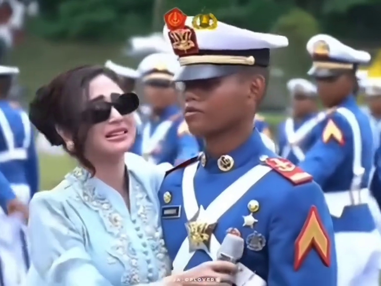 9 Potret Dewi Perssik hadiri pelepasan putra angkatnya Felice Gabriel jadi TNI AAL, menangis haru