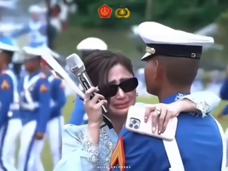9 Potret Dewi Perssik hadiri pelepasan putra angkatnya Felice Gabriel jadi TNI AAL, menangis haru