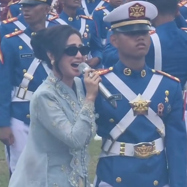 9 Potret Dewi Perssik hadiri pelepasan putra angkatnya Felice Gabriel jadi TNI AAL, menangis haru
