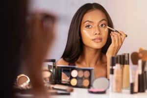 7 Rekomendasi concealer lokal harga di bawah Rp100 ribu, no crack, no luntur