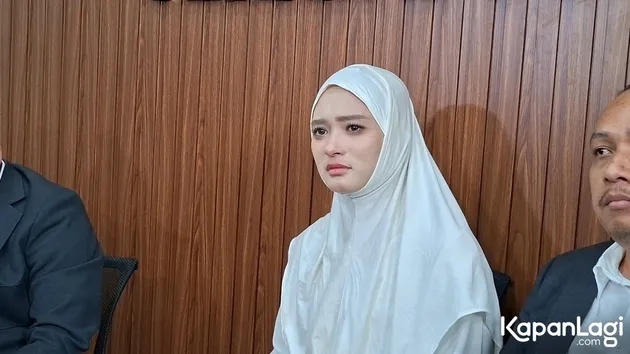 Disebut pakai baju couple dengan Insanul Fahmi saat umroh, ini 5 penjelasan Inara Rusli