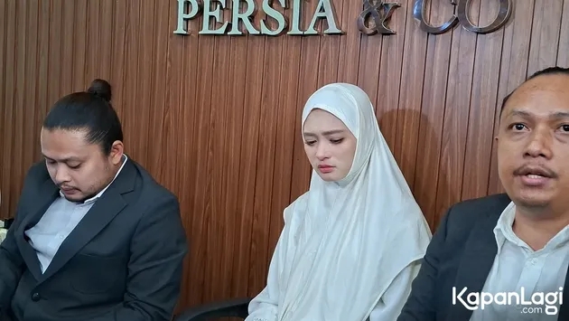 Disebut pakai baju couple dengan Insanul Fahmi saat umroh, ini 5 penjelasan Inara Rusli