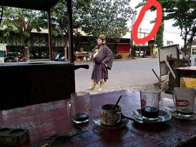 Bukan hantu tapi bikin deg-degan, ini 9 penampakan aneh di depan toko, ada yang mirip sosok misterius