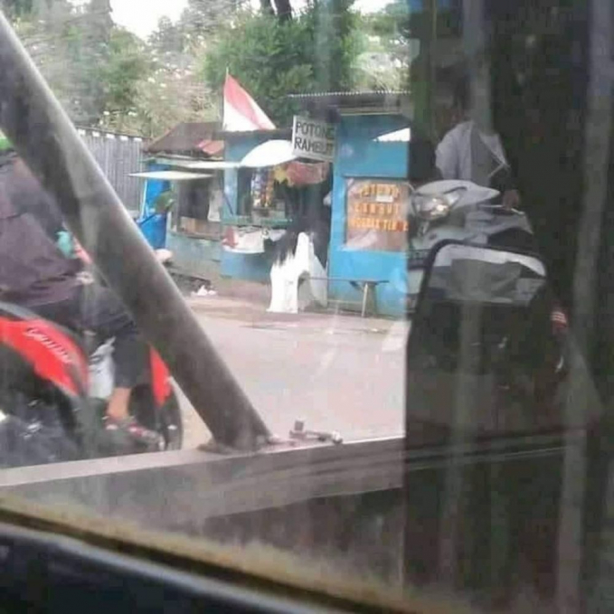 Bukan hantu tapi bikin deg-degan, ini 9 penampakan aneh di depan toko, ada yang mirip sosok misterius
