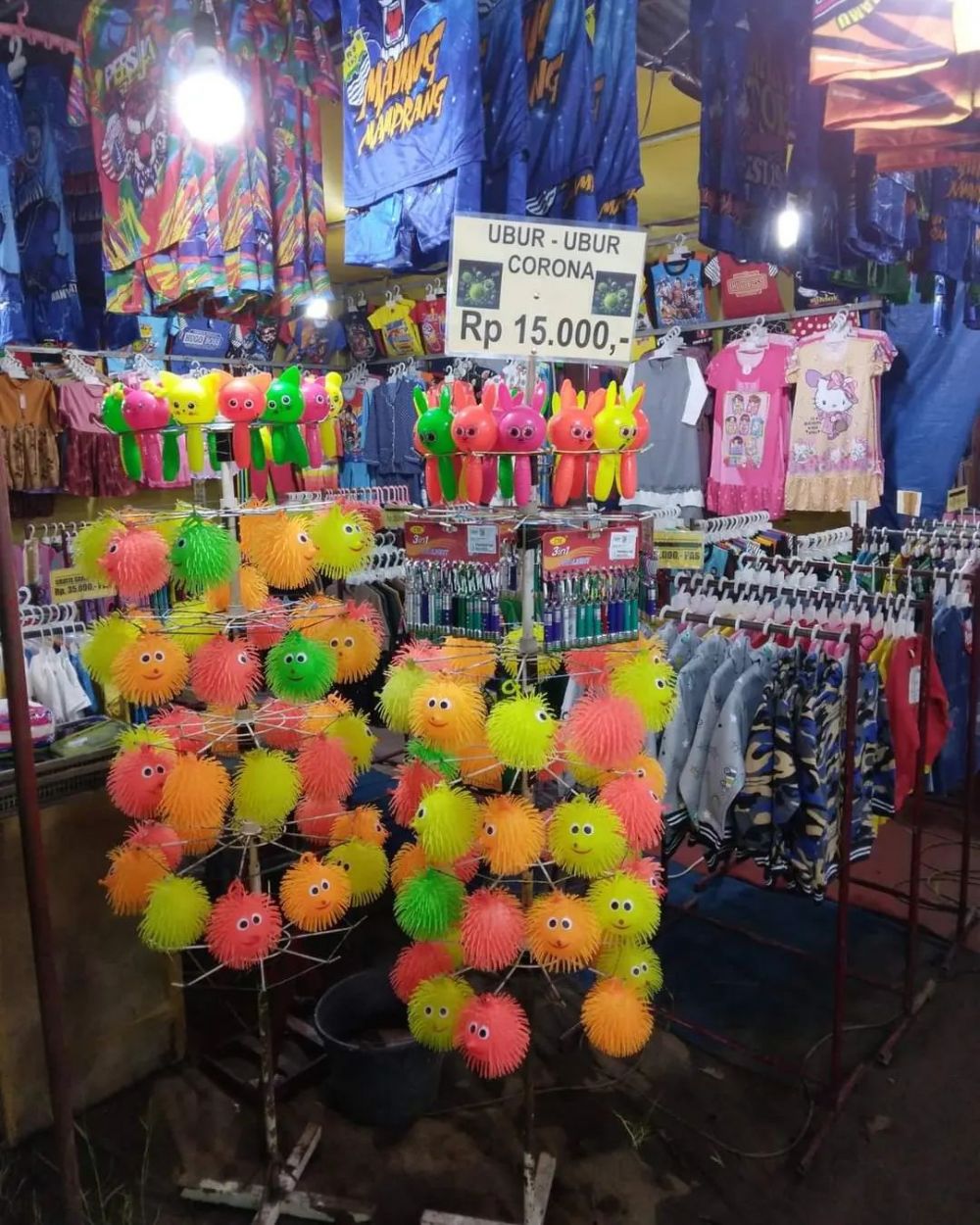 Bukan hantu tapi bikin deg-degan, ini 9 penampakan aneh di depan toko, ada yang mirip sosok misterius