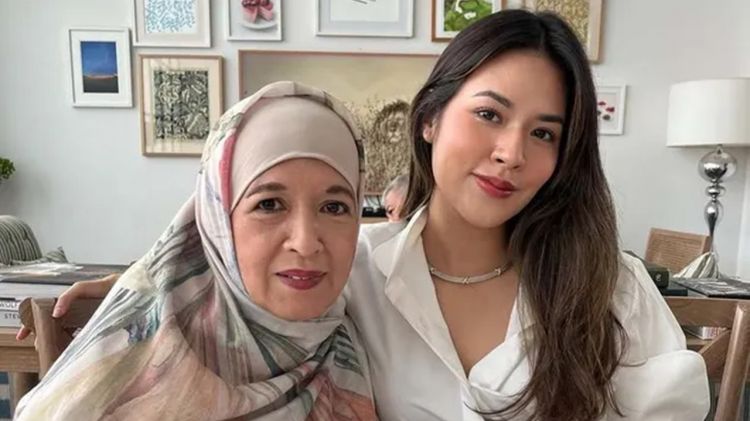 9 Potret kenangan manis Raisa dan Ibunda, bukti cinta ibu dan anak yang tak terlupakan
