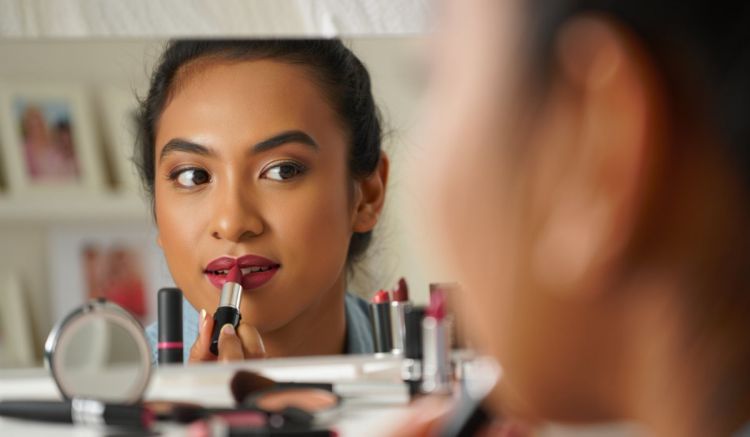 10 Lipstik terbaik untuk bibir pecah-pecah, lembut, lembap, dan tahan lama