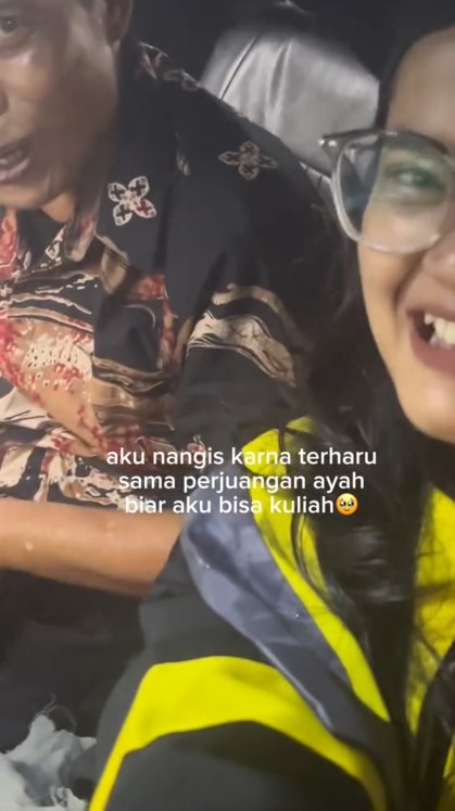 Viral mahasiswa ini wisuda dijemput ayahnya pakai mobil angkot, 7 potretnya bikin mewek