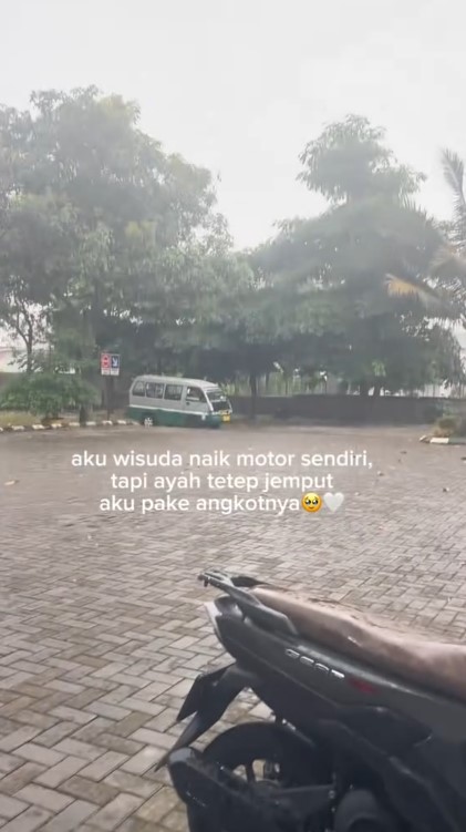 Viral mahasiswa ini wisuda dijemput ayahnya pakai mobil angkot, 7 potretnya bikin mewek