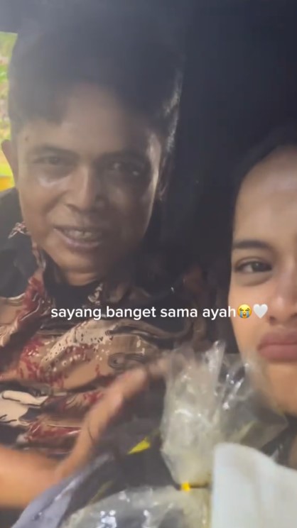 Viral mahasiswa ini wisuda dijemput ayahnya pakai mobil angkot, 7 potretnya bikin mewek