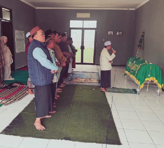 9 Potret ketegaran Marshanda antar jenazah sang ayah ke pemakaman, duduk merenung di pusara