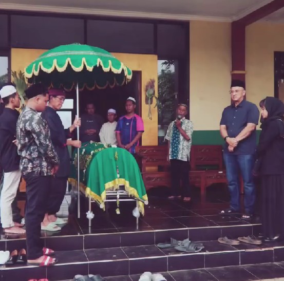 9 Potret ketegaran Marshanda antar jenazah sang ayah ke pemakaman, duduk merenung di pusara