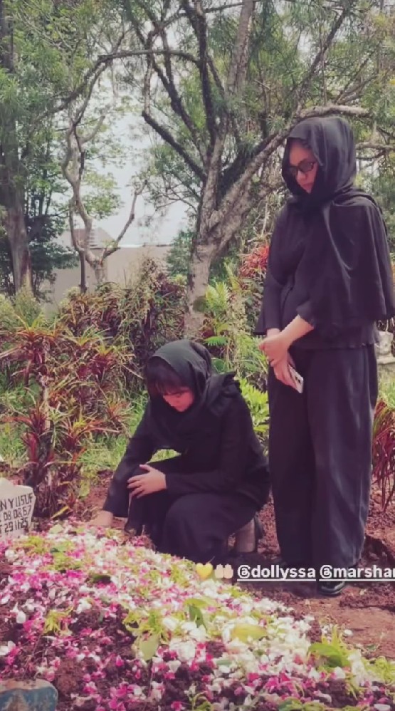 9 Potret ketegaran Marshanda antar jenazah sang ayah ke pemakaman, duduk merenung di pusara