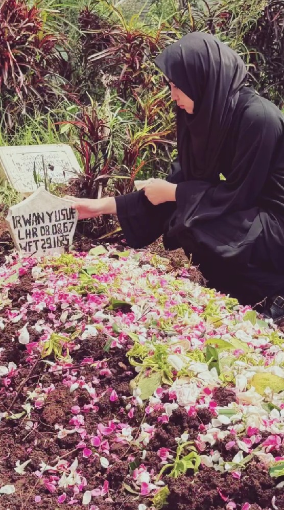 9 Potret ketegaran Marshanda antar jenazah sang ayah ke pemakaman, duduk merenung di pusara