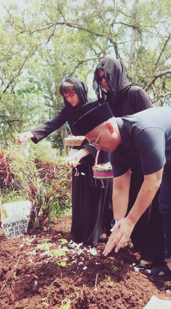 9 Potret ketegaran Marshanda antar jenazah sang ayah ke pemakaman, duduk merenung di pusara