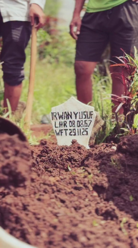 9 Potret ketegaran Marshanda antar jenazah sang ayah ke pemakaman, duduk merenung di pusara
