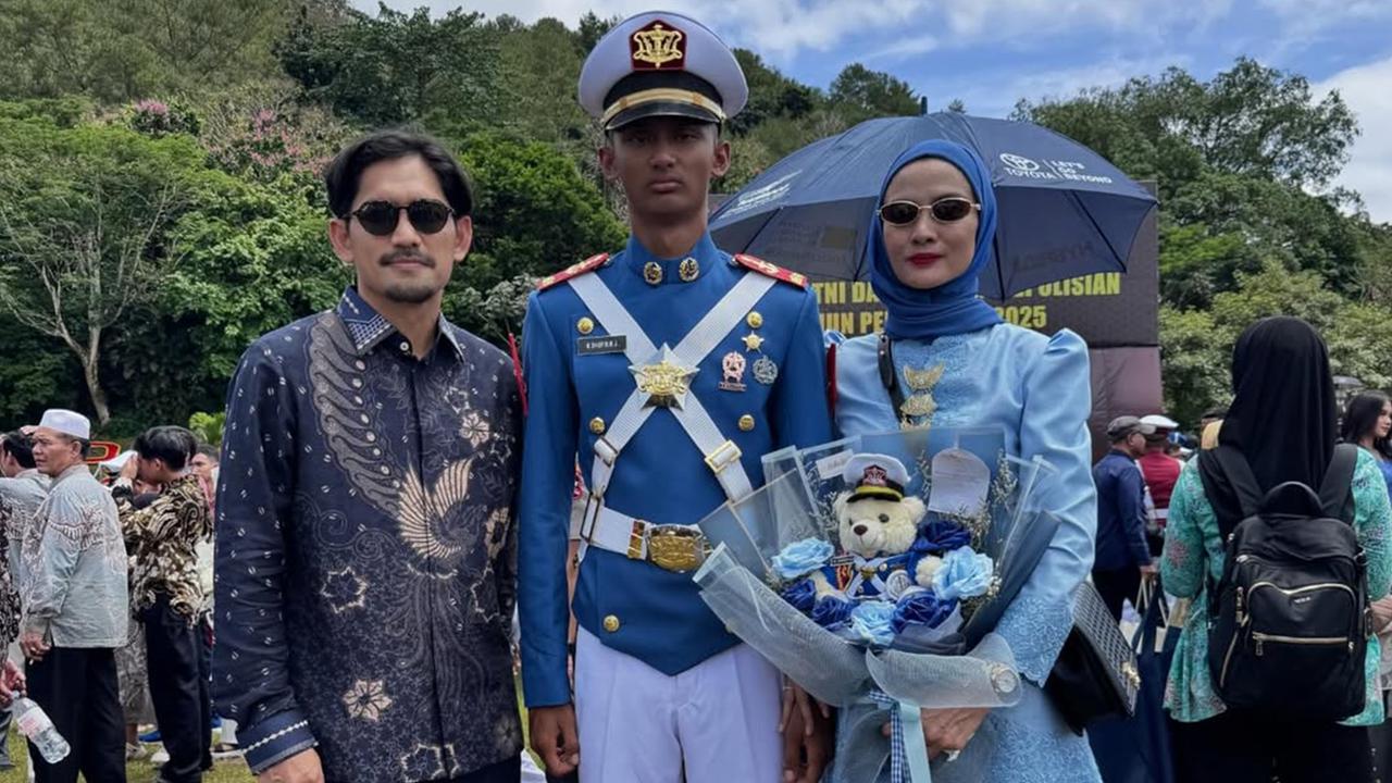 6 Potret haru Dhofin anak Ibnu Jamil wisuda Prabhatar Akmil 2025, sujud di kaki sang ibu