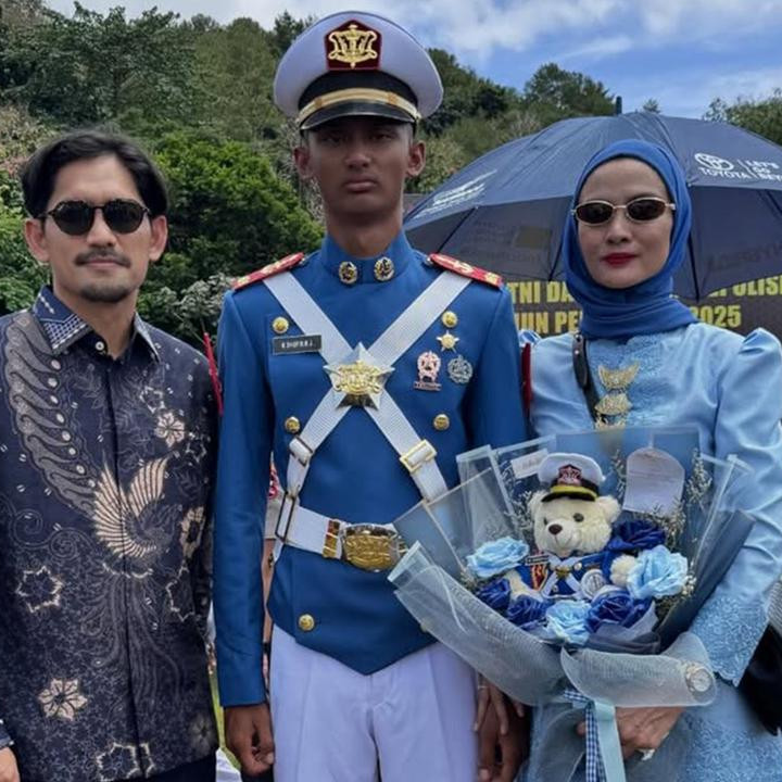 6 Potret haru Dhofin anak Ibnu Jamil wisuda Prabhatar Akmil 2025, sujud di kaki sang ibu