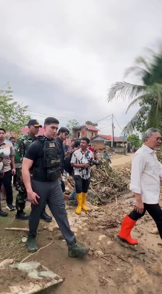 9 Potret Verrell Bramasta datangi korban banjir di Sumatera Barat, beri motor dari dana pribadi