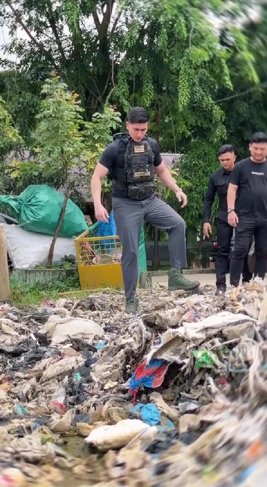 9 Potret Verrell Bramasta datangi korban banjir di Sumatera Barat, beri motor dari dana pribadi