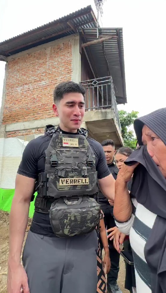 9 Potret Verrell Bramasta datangi korban banjir di Sumatera Barat, beri motor dari dana pribadi