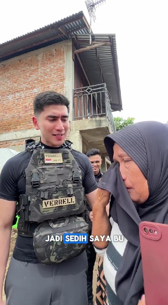 9 Potret Verrell Bramasta datangi korban banjir di Sumatera Barat, beri motor dari dana pribadi