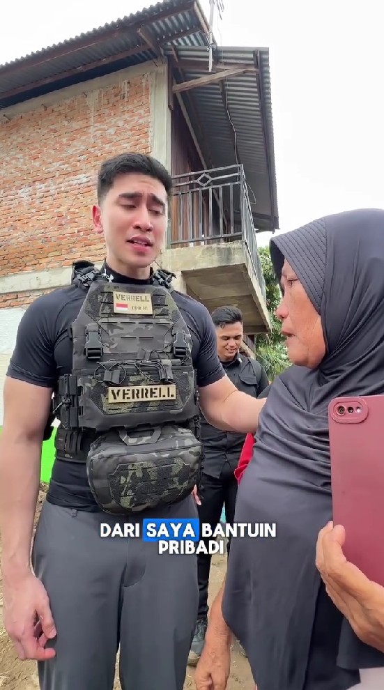 9 Potret Verrell Bramasta datangi korban banjir di Sumatera Barat, beri motor dari dana pribadi