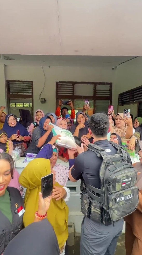 9 Potret Verrell Bramasta datangi korban banjir di Sumatera Barat, beri motor dari dana pribadi