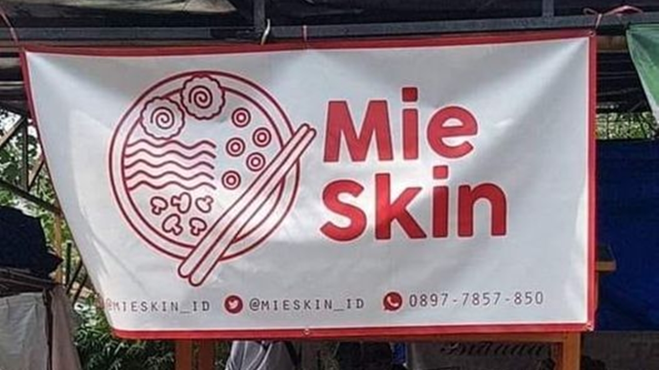 11 Spanduk lucu pedagang mi yang bikin ketawa, ide promosinya nyeleneh tapi bikin laper juga