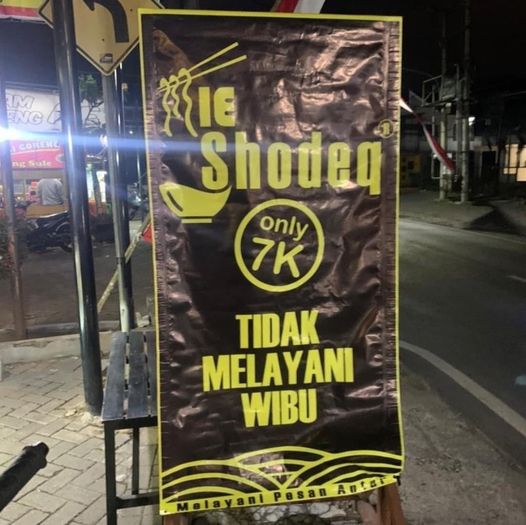 11 Spanduk lucu pedagang mi yang bikin ketawa, ide promosinya nyeleneh tapi bikin laper juga