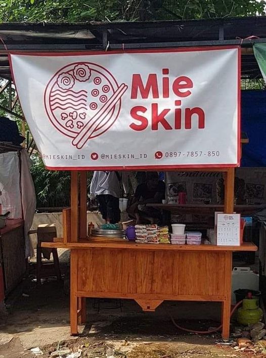 11 Spanduk lucu pedagang mi yang bikin ketawa, ide promosinya nyeleneh tapi bikin laper juga