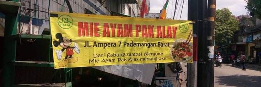 11 Spanduk lucu pedagang mi yang bikin ketawa, ide promosinya nyeleneh tapi bikin laper juga