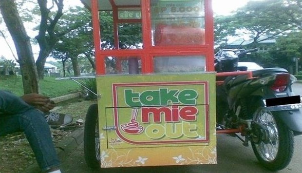 11 Spanduk lucu pedagang mi yang bikin ketawa, ide promosinya nyeleneh tapi bikin laper juga