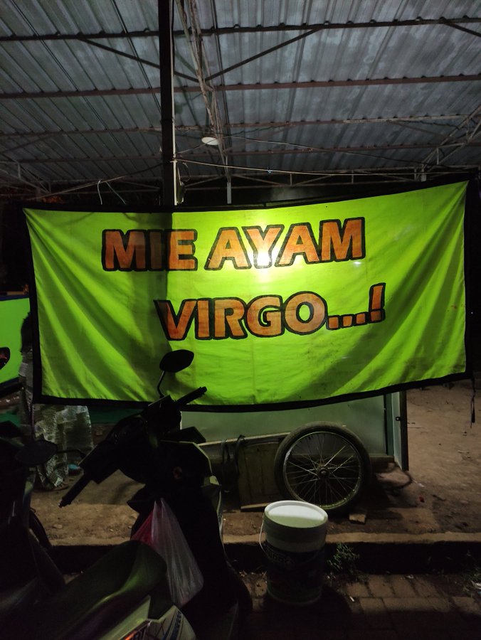 11 Spanduk lucu pedagang mi yang bikin ketawa, ide promosinya nyeleneh tapi bikin laper juga