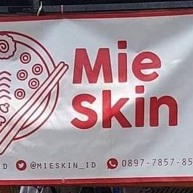 11 Spanduk lucu pedagang mi yang bikin ketawa, ide promosinya nyeleneh tapi bikin laper juga