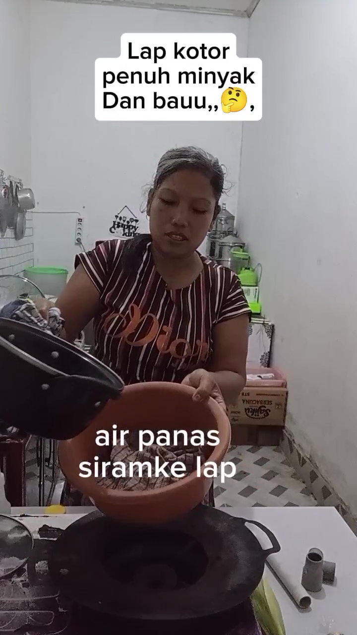 Cuma butuh 5 menit, lap dapur kotor bau dan penuh minyak jadi kinclong cuma dikucek