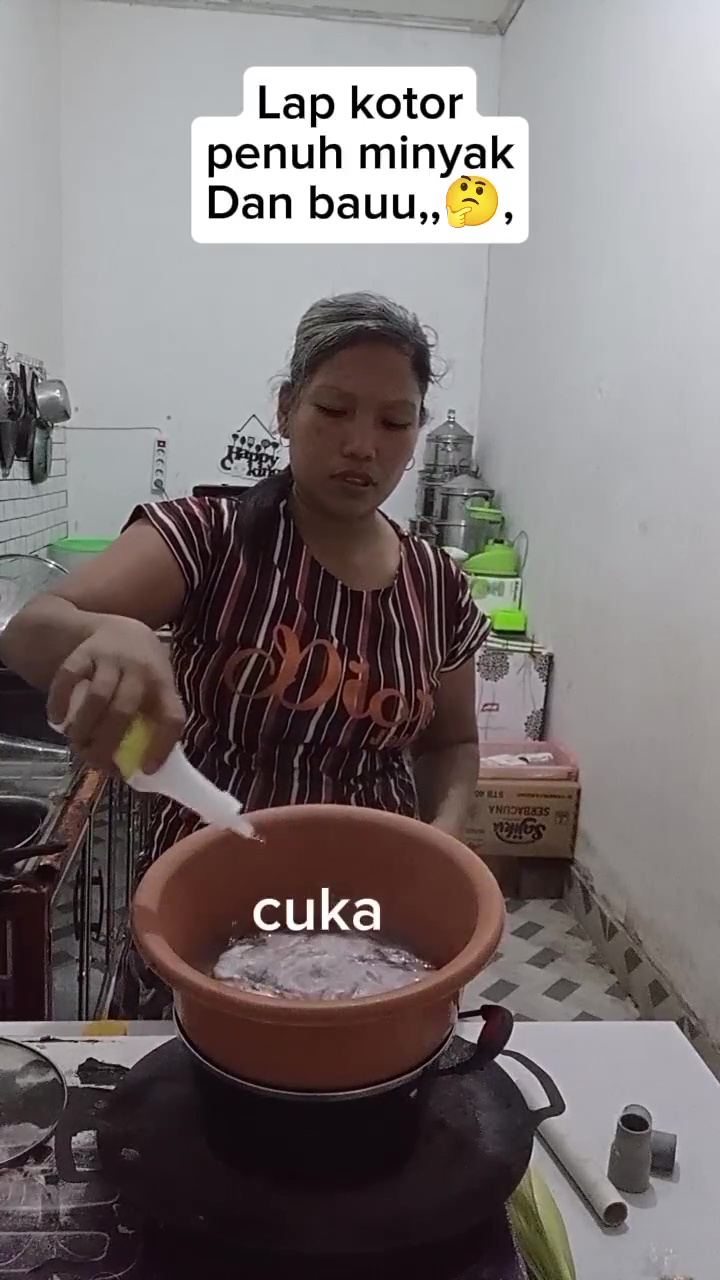Cuma butuh 5 menit, lap dapur kotor bau dan penuh minyak jadi kinclong cuma dikucek